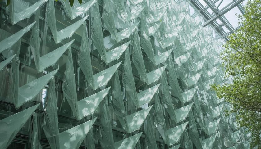 Nyitja-csukja magát az izgő-mozgó homlokzat, így igazodik az épület az időjáráshoz